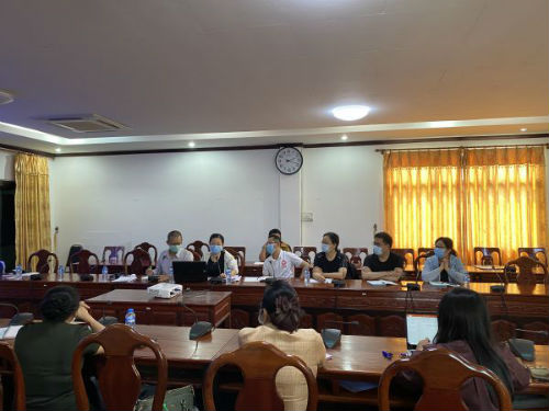 3月30日，在老挝万象的老挝卫生部，中国抗疫医疗专家组成员与老方进行交流。新华社发（杨轮娇 摄）