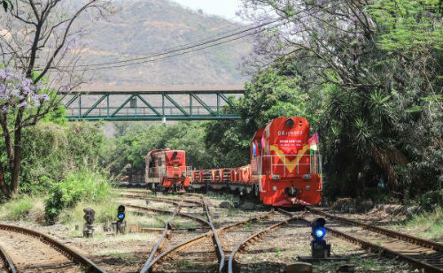 3月27日，一列火车满载着首批由中国发往印度尼西亚雅万高铁项目的钢轨，缓缓驶出攀钢集团攀枝花钢钒有限公司轨梁厂。新华社发（何仁江 摄）