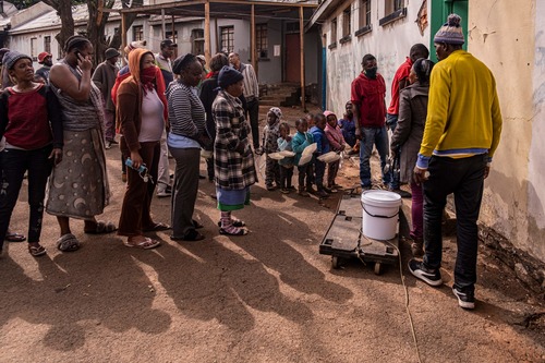 南非约翰内斯堡的民众9日排队领取食物救济（法新社）