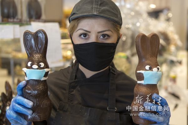 “戴口罩”的复活节兔巧克力
