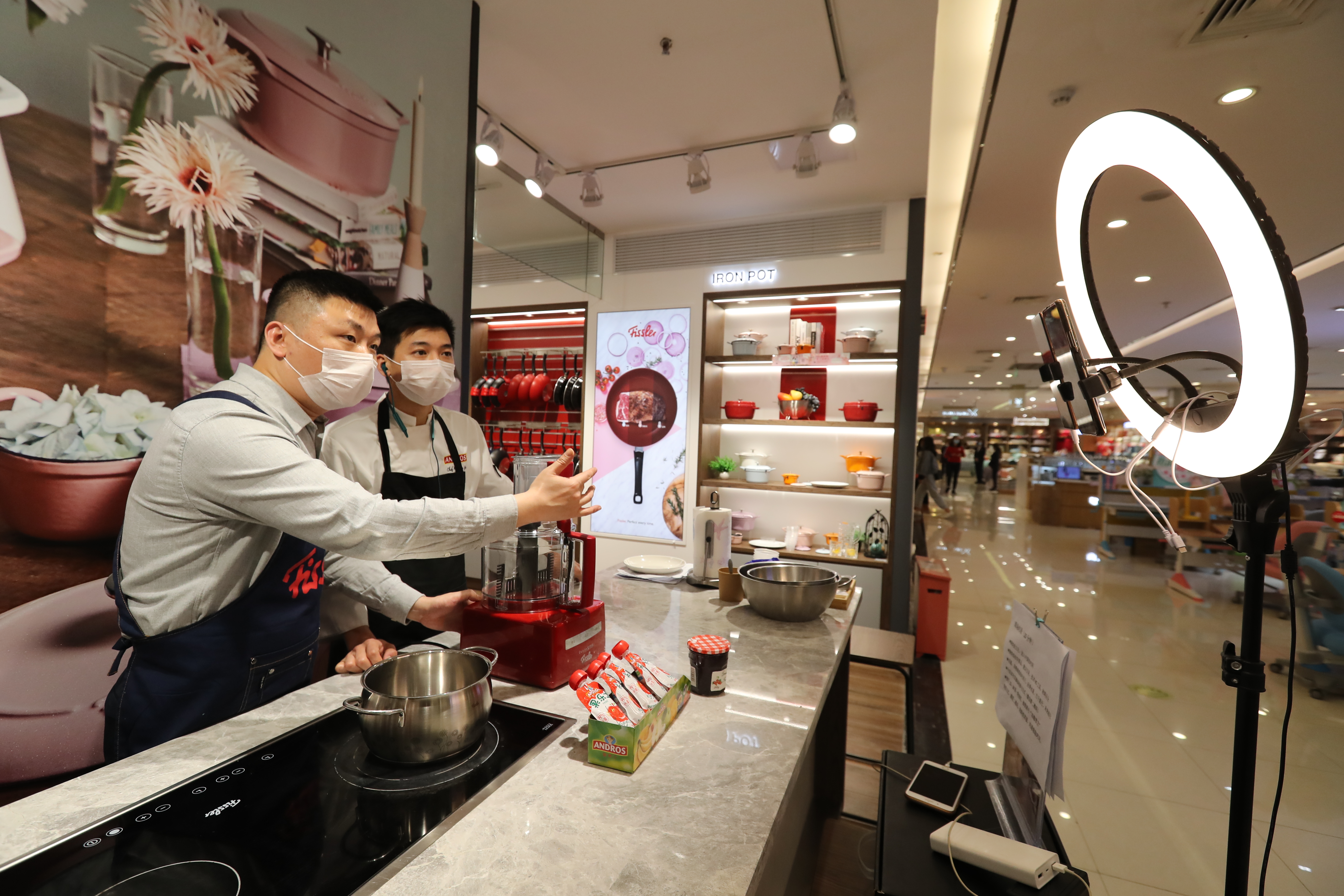 1-4月5日,新世纪凯瑞商都商场,销售员在进行网络直播. (6).jpg