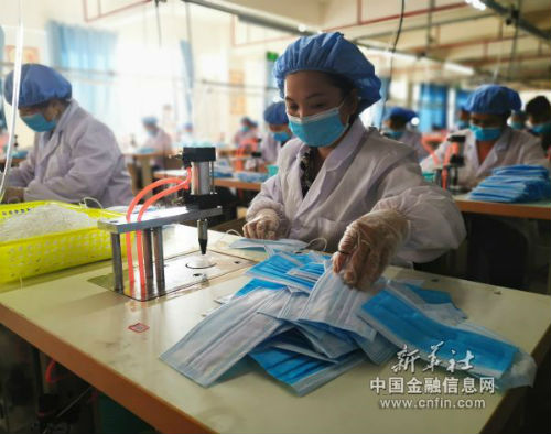 在广西隆林昌隆服装有限公司生产车间，员工在生产口罩（4月14日手机拍摄）。新华社记者 杨驰 摄