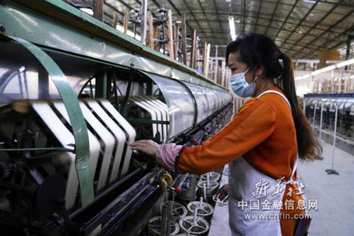 在广西隆林嘉利茧丝绸有限公司生产车间，工人在操作生产设备（4月14日摄）。新华社记者 杨驰 摄