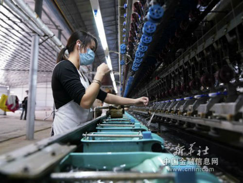 在广西隆林嘉利茧丝绸有限公司缫丝车间，工人在操作缫丝生产设备（4月14日摄）。新华社记者 杨驰 摄