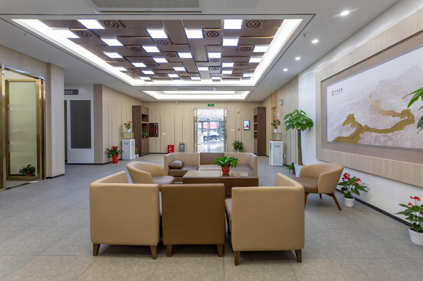 网点客户洽谈区首先,中国银行湖南省分行携手众多战略合作伙伴,在"衣