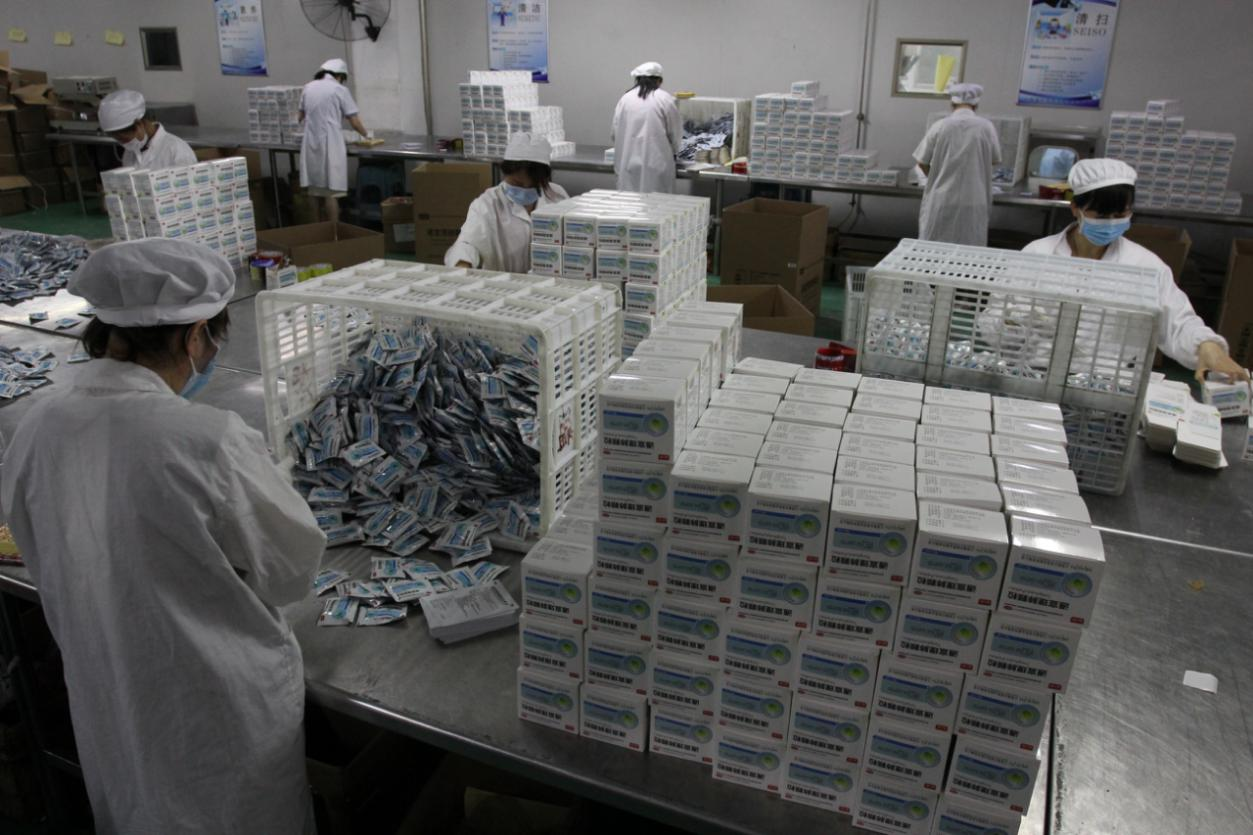 5月12日，江西海尔思药业员工正在包装药物。（沈波 摄）