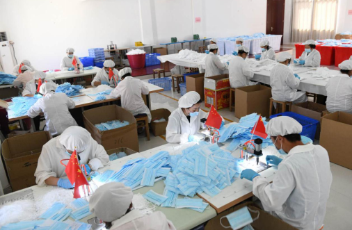 5月12日，宜春市阳光服饰织造有限公司的工人在加工口罩。（袁伟强 摄）