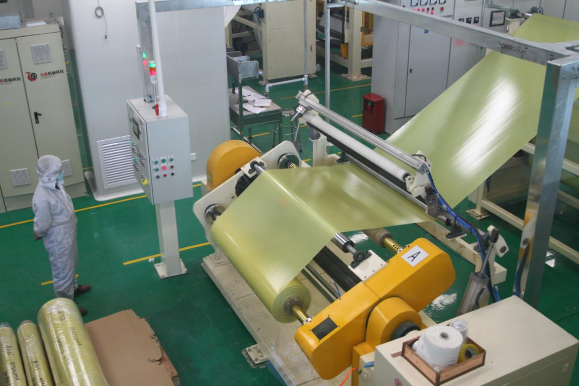 5月12日，在江西省航宇新材料股份有限公司，机器正在自动上胶。（李和才 摄）
