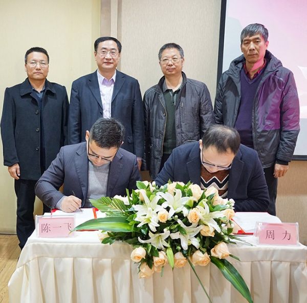 (后排从左至右:中国自动化学会委员 博士生导师巨永锋、睿至大数据北京总部总裁魏紫川、长安大学院长段晨东、长安大学电控学院交控系主任赵忠杰。前排左:睿至大数据陈一飞,前排右:长安大学教师周力)