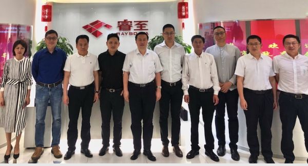 （左五：张彤市长  左四：王健总经理   右四：廖克全副市长 右五：娄宏骏总经理）