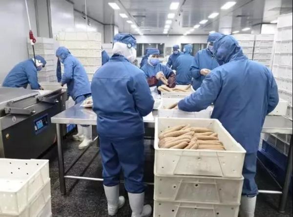 北京稻香村的师傅们正在加班生产保供应