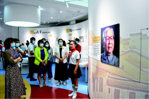 6月11日,小讲解员在青少年家风馆进行家风宣传。