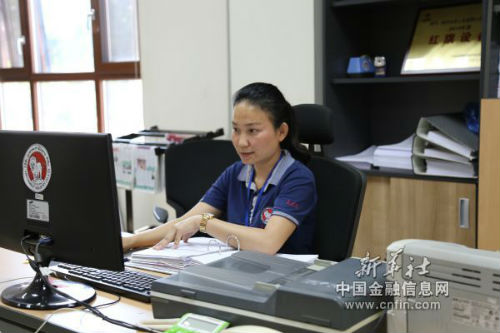 7月14日，老挝女孩努萨迪·佩乌通在位于万象的公司办公室工作。新华社发（钟海山摄）