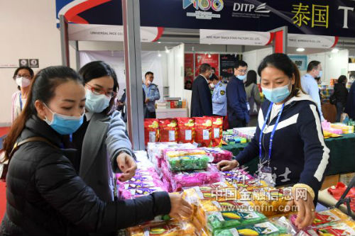 11月27日，消费者在南宁国际会展中心挑选商品。 新华社记者 陆波岸 摄