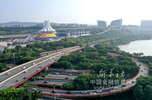 这是南宁国际会展中心及周边建筑(11月26日摄，无人机照片)。新华社记者 陆波岸 摄