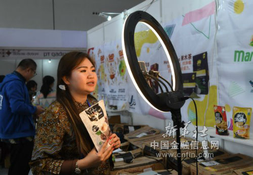 11月27日，在南宁国际会展中心，参展商通过网络直播推销商品。 新华社记者 陆波岸 摄