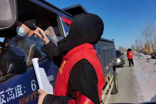 汤原县吉祥村志愿者对过往车辆进行检查 登记.jpg