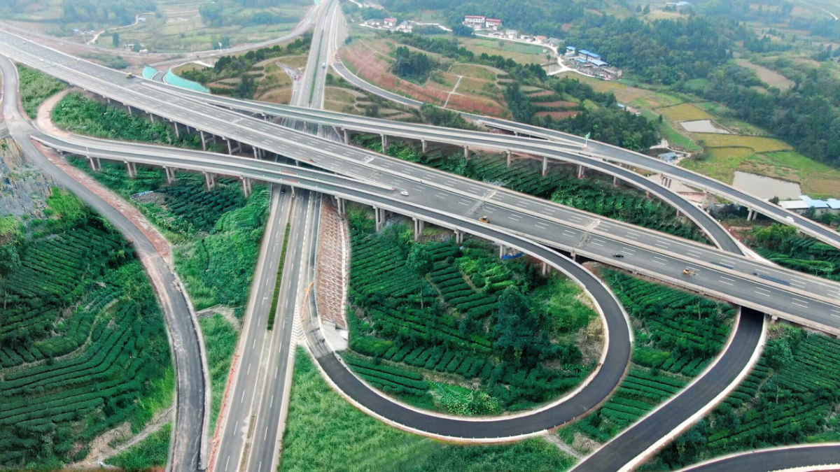 从成都经济区环线高速公路出发,约90分钟可达宜宾,比以前可减少1个多