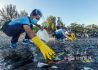 菲律宾：清理海滩