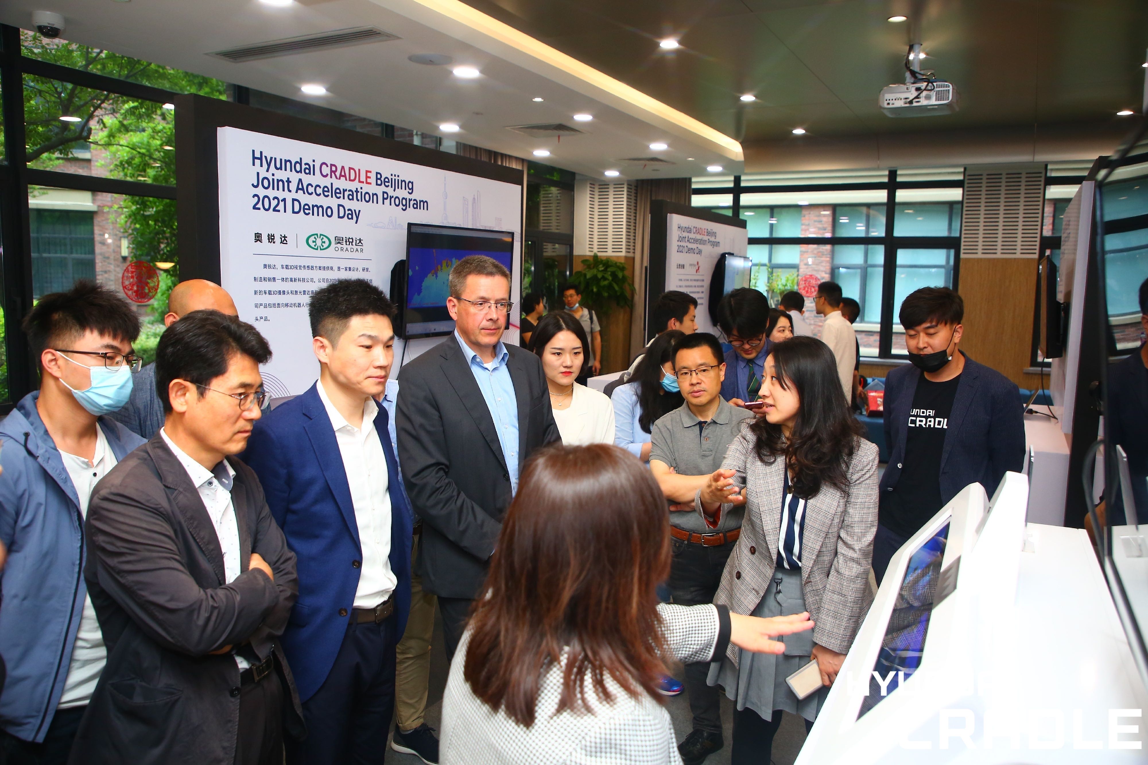 11.与会嘉宾参观初创企业展区并体验产品.jpg 11.与会嘉宾参观初创企业展区并体验产品.jpg