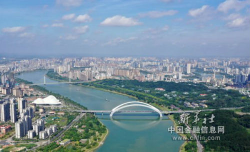 这是广西南宁市邕江两岸景观（无人机照片，7月14日摄）。