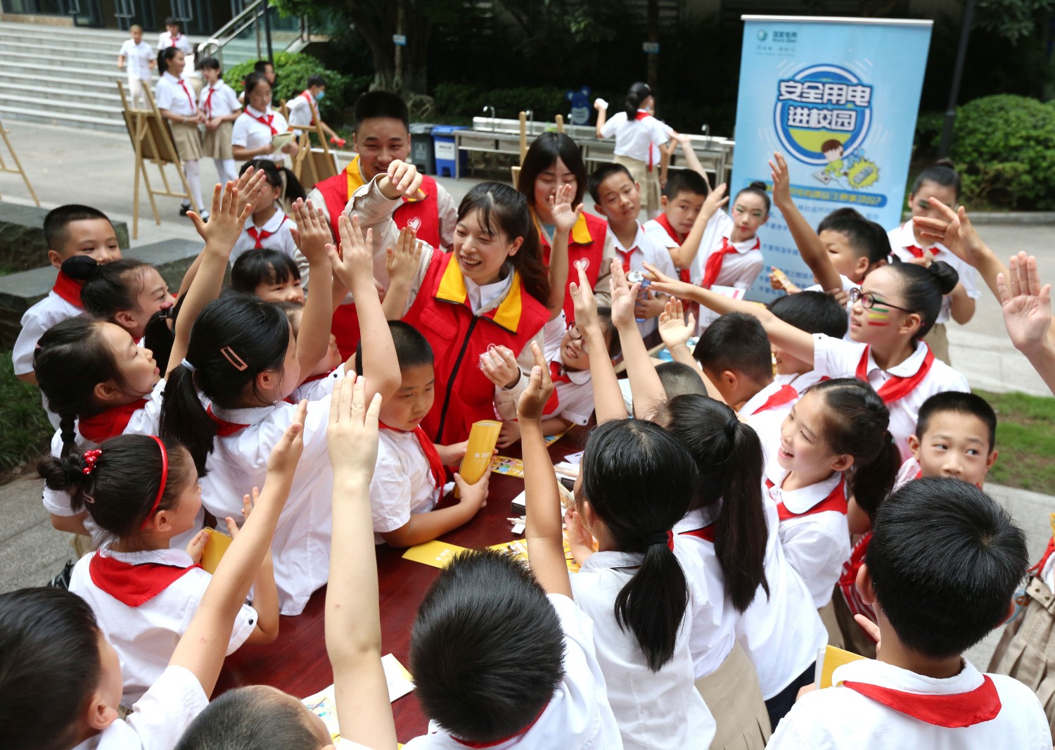 国网重庆市北供电公司青年志愿者宣讲团走进两江新区金山小学为孩子们讲解安全用电知识。2（向江微）.jpg