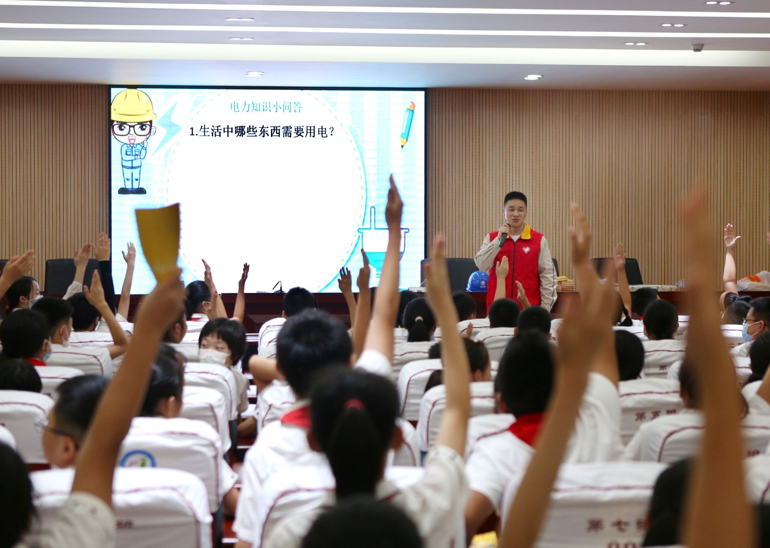 国网重庆市北供电公司青年志愿者宣讲团走进两江新区金山小学为孩子们讲解安全用电知识。（向江微）.jpg
