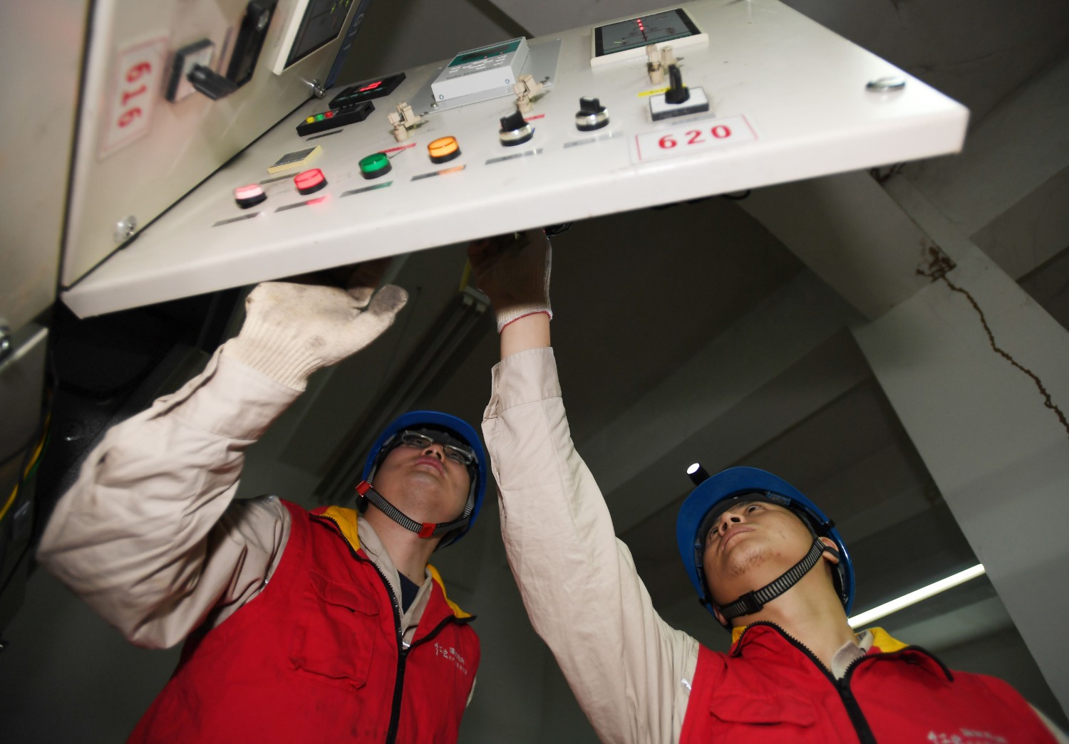 国网重庆市北供电公司工作人员正对学校配电设备进行调试。（傅黎黎）.jpg