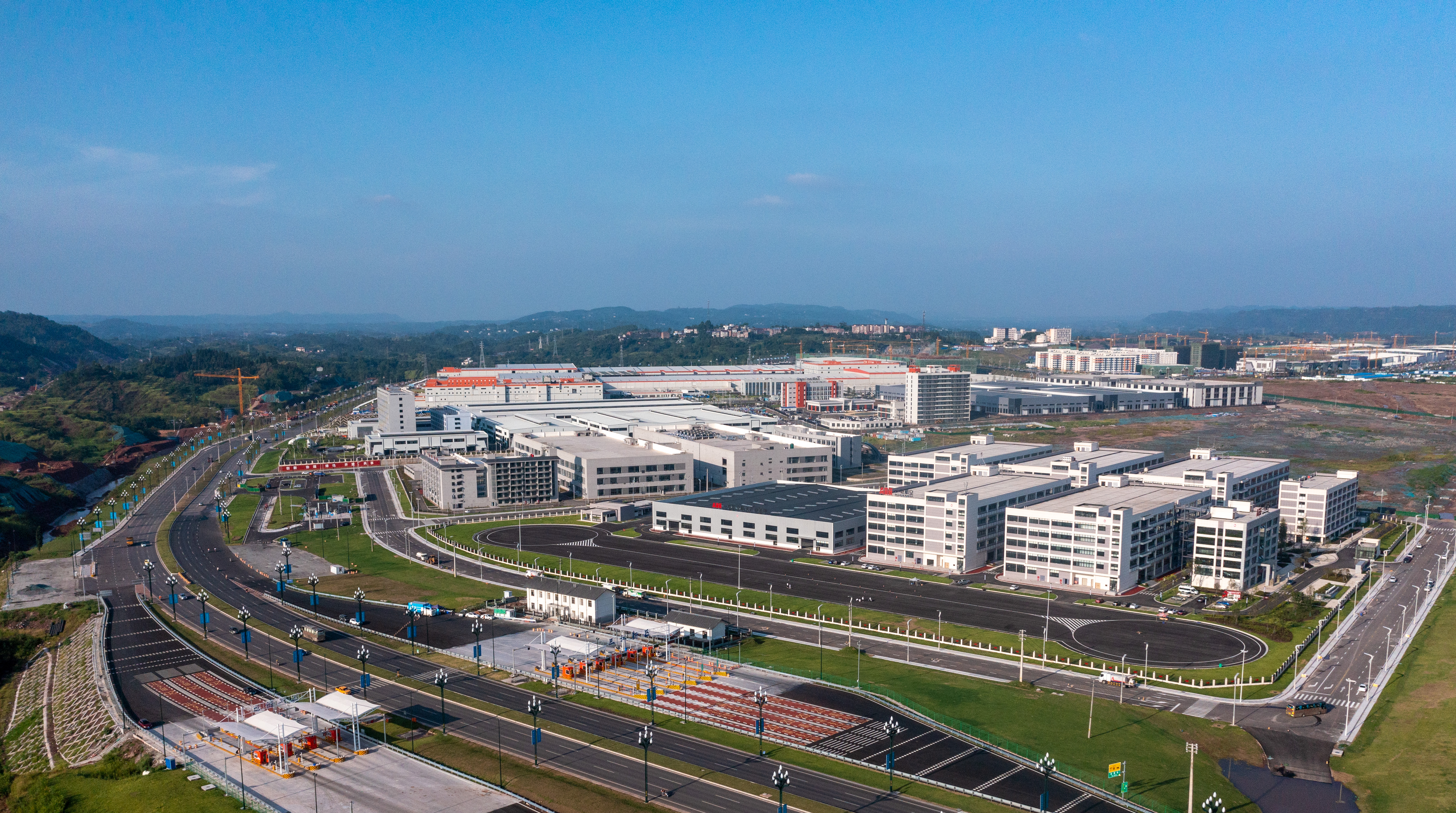 新兴产业发展滞后,可持续发展后劲不足的实际,宜宾市大力实施"产业