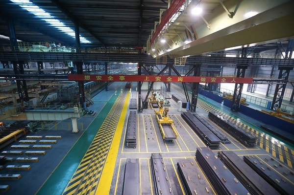 华菱涟钢已成为亚洲最大的高端中薄规格热处理板材生产基地，可以批量生产目前世界上最高强度级钢种 (2).jpg
