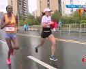 马拉松选手被“递国旗”痛失金牌？运营方回应了。